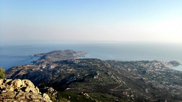 Ausblick vom Hausberg auf die Bucht von Calvi